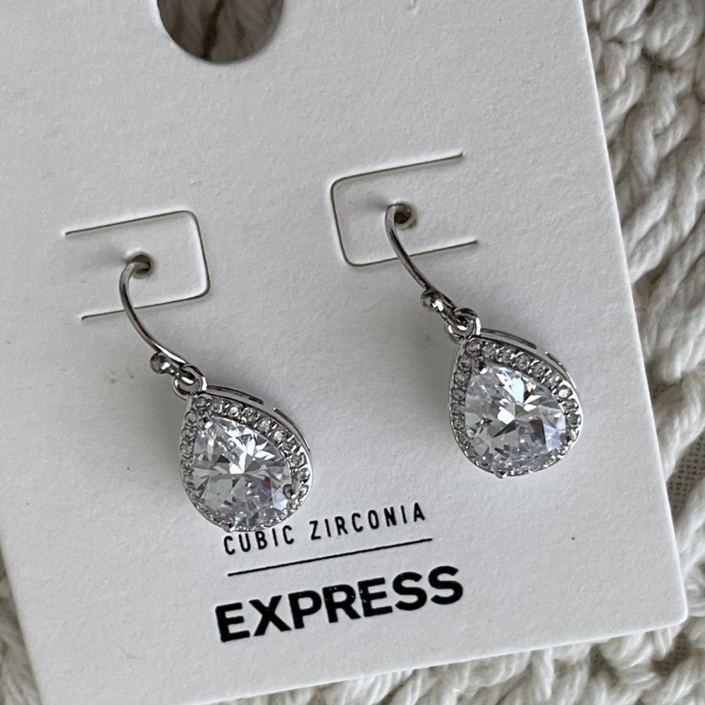 🌺 SOLD 🌺 NWT Silver Faux Diamond Earrings - Picture 7 of 7